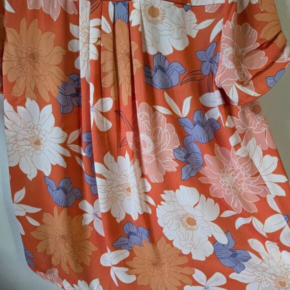 EUC DR2 FLORAL SPLIT V NECK FLORAL TOP SIZE MEDIUM SIZE TAG REMOVED - Picture 5 of 16